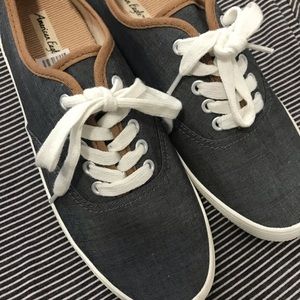 American Eagle canvas shoes